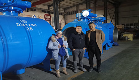 Khách hàng đến thăm nhà máy